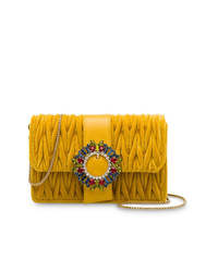 Желтая бархатная сумка через плечо с украшением от Miu Miu