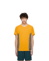 Желтая вязаная футболка с круглым вырезом
