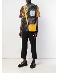 Желтая кожаная сумка почтальона от Prada