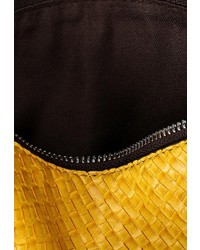 Желтая кожаная сумка через плечо от Bata