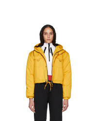 Женская желтая куртка-пуховик от Pyer Moss