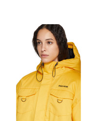 Женская желтая куртка-пуховик от Pyer Moss