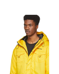Мужская желтая куртка-пуховик от Pyer Moss