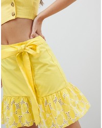 Желтая мини-юбка с люверсами