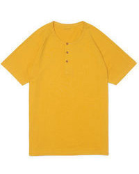 Желтая футболка на пуговицах