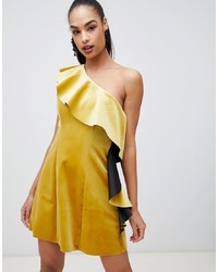 Желтое бархатное коктейльное платье с рюшами от ASOS DESIGN
