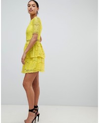 Желтое кружевное коктейльное платье от Missguided