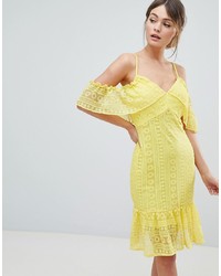 Желтое кружевное облегающее платье с рюшами от Liquorish