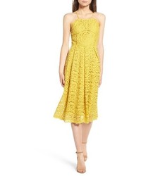 Желтое кружевное платье-миди