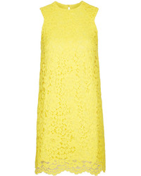 Желтое кружевное платье прямого кроя