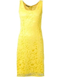 Желтое кружевное платье прямого кроя от Alberta Ferretti
