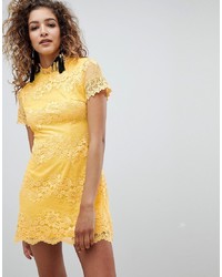 Желтое кружевное платье прямого кроя от AX Paris