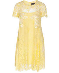Желтое кружевное платье прямого кроя от Marchesa