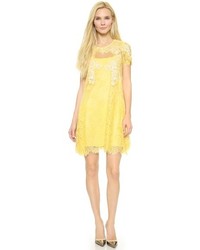 Желтое кружевное платье прямого кроя от Marchesa
