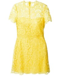 Желтое кружевное платье прямого кроя от Valentino