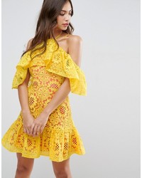 Желтое кружевное платье с открытыми плечами