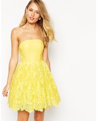 Желтое кружевное платье с пышной юбкой