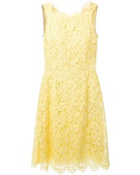Желтое кружевное платье-футляр от Dolce & Gabbana