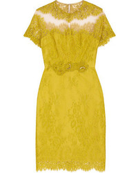 Желтое кружевное платье-футляр от Notte by Marchesa