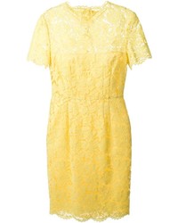 Желтое кружевное платье-футляр от Valentino