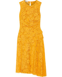Желтое кружевное платье от Oscar de la Renta