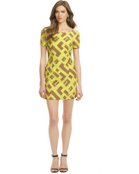 Желтое облегающее платье с геометрическим рисунком