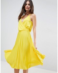 Желтое платье-миди со складками