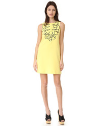 Желтое платье прямого кроя с вышивкой от Moschino
