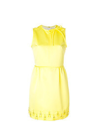 Желтое платье прямого кроя с украшением