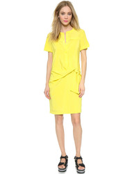 Желтое платье прямого кроя от DKNY