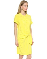 Желтое платье прямого кроя от DKNY