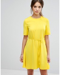 Желтое платье прямого кроя от Warehouse