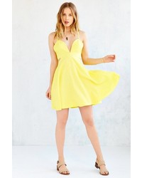 Желтое платье с вырезом