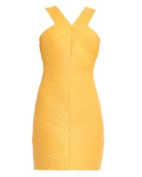 Желтое платье с геометрическим рисунком
