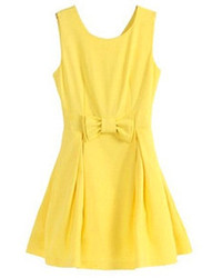 Желтое платье с плиссированной юбкой