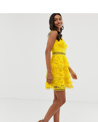 Желтое платье с плиссированной юбкой с цветочным принтом от ASOS DESIGN