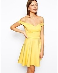 Желтое платье с плиссированной юбкой от Asos