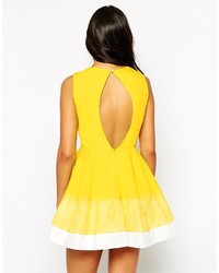 Желтое платье с плиссированной юбкой от AX Paris