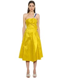 Желтое платье с рюшами
