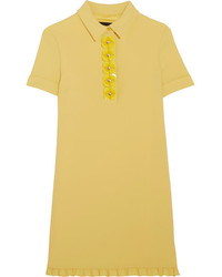 Желтое платье с украшением от Moschino