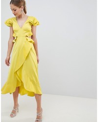 Желтое сатиновое платье с запахом с рюшами