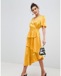 Желтое сатиновое платье с запахом с цветочным принтом от Y.a.s