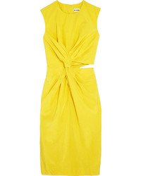 Желтое шелковое платье с вырезом