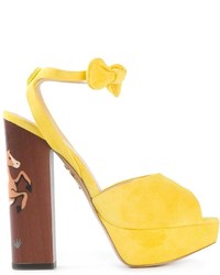 Желтые замшевые босоножки на каблуке от Charlotte Olympia