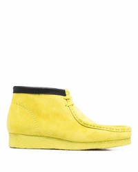 Желтые замшевые ботинки дезерты от Clarks