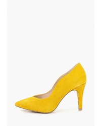 Желтые замшевые туфли от Caprice