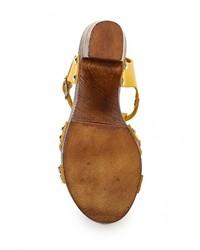 Желтые кожаные босоножки на каблуке от Versace 19.69