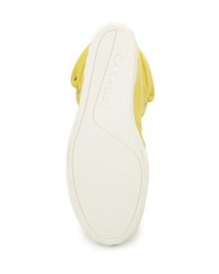 Желтые кожаные кроссовки на танкетке от Casadei