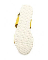 Желтые кожаные сандалии на плоской подошве от Donna Moda