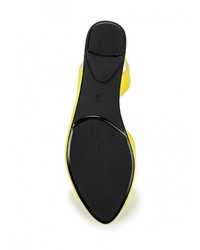 Желтые кожаные сандалии на плоской подошве от Instreet